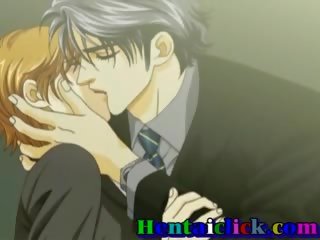 Anime homosexuální člověk mající polibky a xxx klip