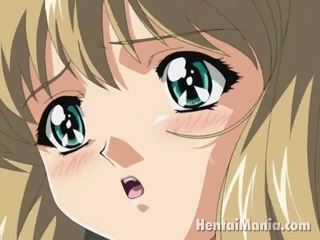 I ngacmuar bjonde anime vajzë e pacipë duke i madh cica thau dhe pidh dorëshkathët i vështirë